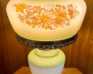 Vtg L&L WMC 1973 3 way Electric hurricane parlor lamp floral glass shade chimney