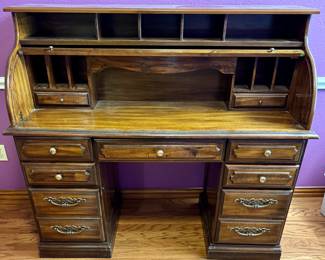 Vintage Full Size Roll Top Desk in Top Condition!