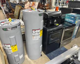 Water Heaters, Stoves and Mini Refrigerator Orlando Estate Auction
