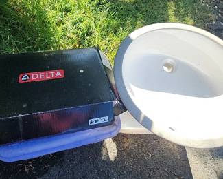 KSG078 - Bathroom Sink With Plumbing (1 of 2)