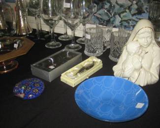 Cut crystal glass, Bowls and ashtrays.