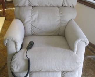 LA Z BOY LIFT RECLINER