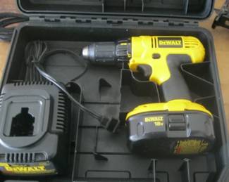 DEWALT DRILL
