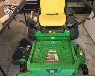 John Deere 2315E Zero Turn mower (like new only used 5 hours) 42 in cut This is a bid item