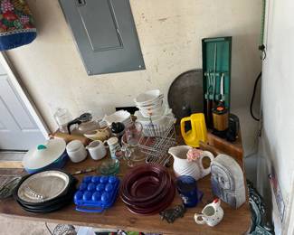 Assorted kitchen items