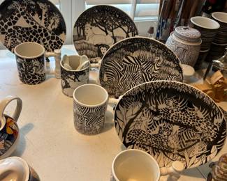 Set of 4 animal plates and matching mugs
