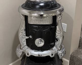 Restored Antique Late 1880s Glory Peninsular Stove Co. Detroit Chicago Buffalo No. 164 Cast Iron Pot Belly Stove