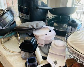 Pampered Chef Quick Cooker plus many extra parts--we have more than pictured of Pampered Chef unused items