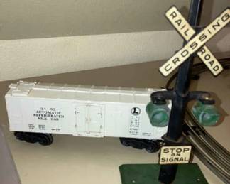 075-BON: Vintage Lionel Milk Car & Wide-Gauge Crossing Signal