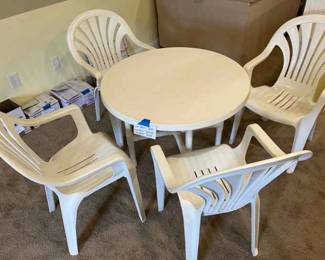 020-BON: Outdoor Fiberglass Round Table and Chairs