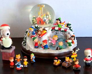 Snoopy Winter Snow Globe WMiniature Peanuts Figurines