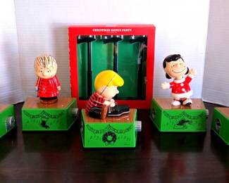Peanuts Gang Christmas Light Show Hallmark