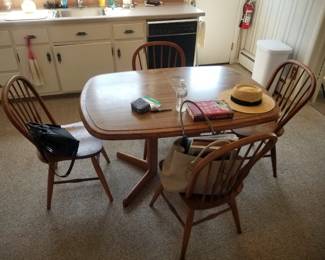 Dining set seats 4. Extra table leaves available