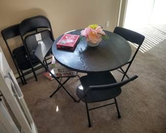 Round table; 5 folding chairs