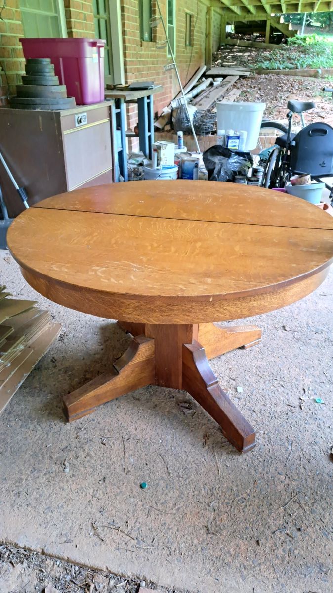 Round oak pedestal table with 2 leaves