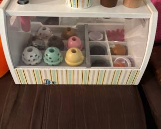 Melissa & Doug Scoop & Serve Ice Cream Counter 
