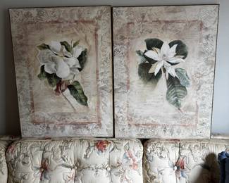 Cool and very clean floral sofa
2 lovely floral pictures
