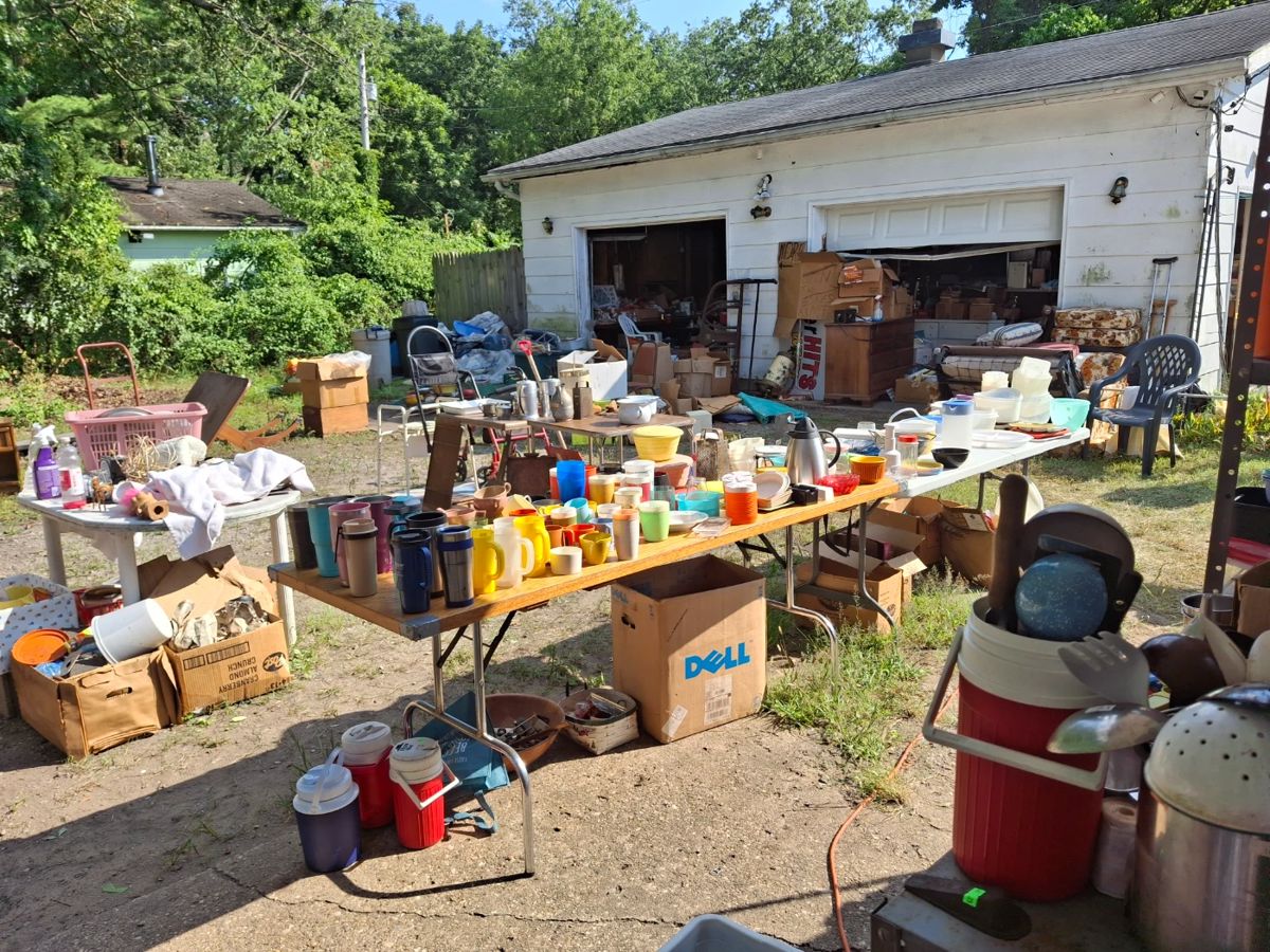 Large selection of vintage Tupperware with lots of extra lids or bottoms without lids