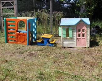 Childrens Play House, Picnic Table