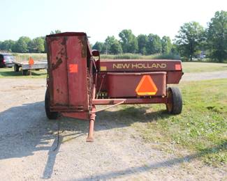 Key Features and Details:
Type: Small square baler, twine tie.
Power Source: PTO driven, 540 rpm.
Bale Size: 14 inches high x 18 inches wide.
Pickup: Floating drum pickup.
Bale Chamber: 356 x 457 mm (14 x 18 in).
Additional Features: May include a bale thrower and gauge wheels.
Year of Manufacture: The Hayliner 310 was produced from January 1977 to July 1981, 