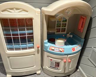 Step 2 kitchen and frig with 2 large bins of accessories