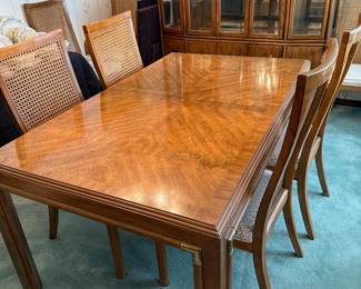 Dining room table 8 chairs, two leaves and pads, beautiful excellent condition