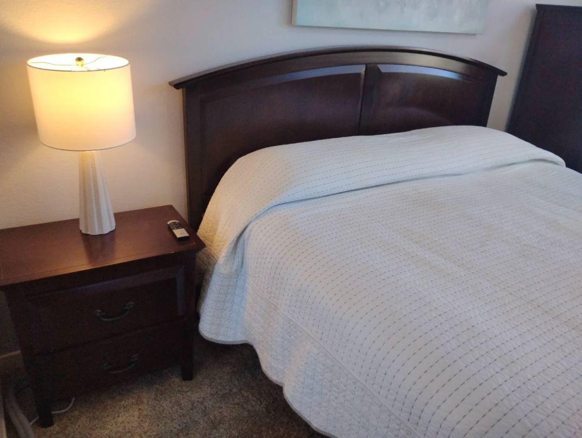 EM132VBed Set And Night Stand