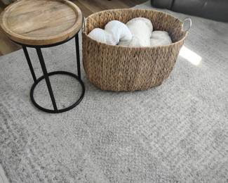 EM108Rug Basket Table