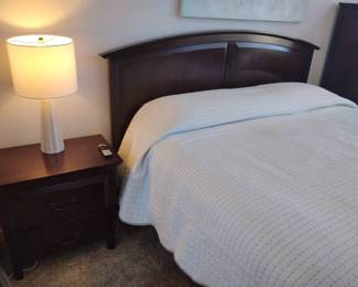 EM132VBed Set And Night Stand