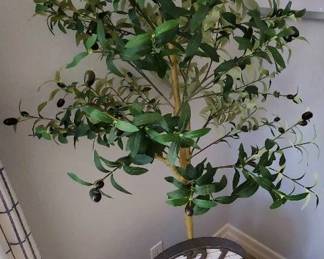 EM124Artificial Tree, Artwork, Basket, Clock