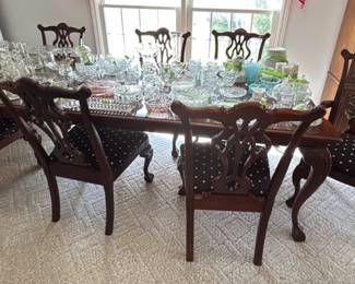 Thomasville Dining Room Table with 2 leaves, 2 captain chairs and 6 reg chairs.