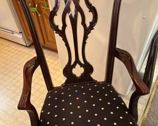 Thomasville Dining Room Table with 2 leaves, 2 captain chairs and 6 reg chairs.