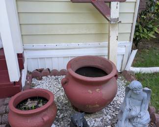 Garden planters & statues