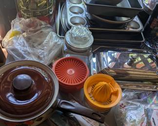 Kitchenware : bakeware, cookware, Tupperware etc
