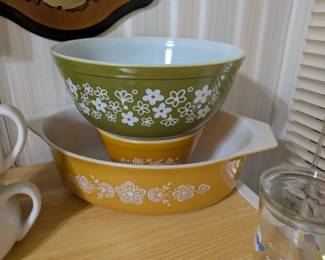 Vintage pyrex bowls