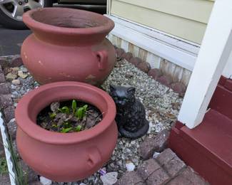 Garden planters & statues
