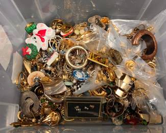 CT309Vintage Single Earrings And Pins Mystery Lot