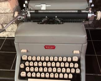 VINTAGE ROYAL FP E TYPEWRITER, 1957