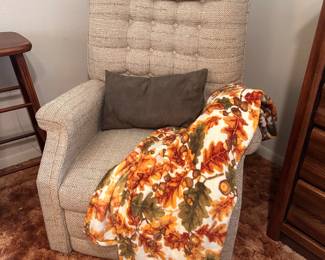 UPHOLSTERED RECLINER