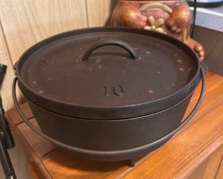 cast iron 10" dutch oven