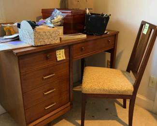 Desk andor Sewing Table With Chair Singer 600E and contents included