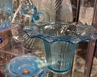 Mayfair Open Rose Sweet Pea blue glass vase