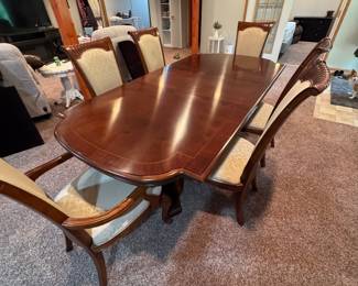 Thomasville Dining room set with leaves/ table cover and chairs