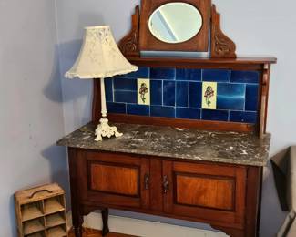 Mahogany washstand, Lamp.