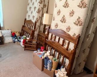 Colonal style, heavy woodTwin beds with mattresses, lots of towels, material and place mats