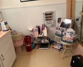 Bathroom items, ice cream chair and table