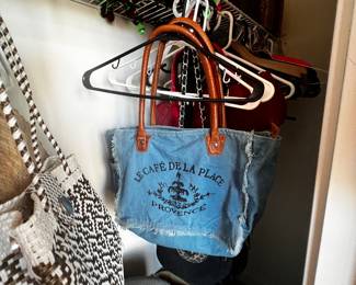 Le Cafe de LA Place Provence tote bag