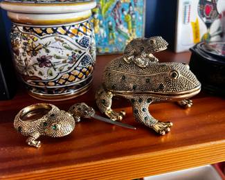Brass nesting frogs
