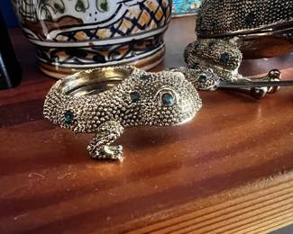 Brass nesting frogs