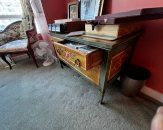 Hand painter dresser